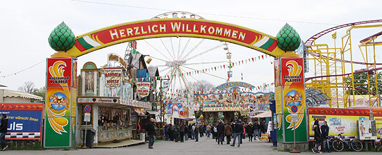An allen Eingängen des Plärrer werden die Besucher begrüßt (©Foto: Marikka-Laila Maisel)